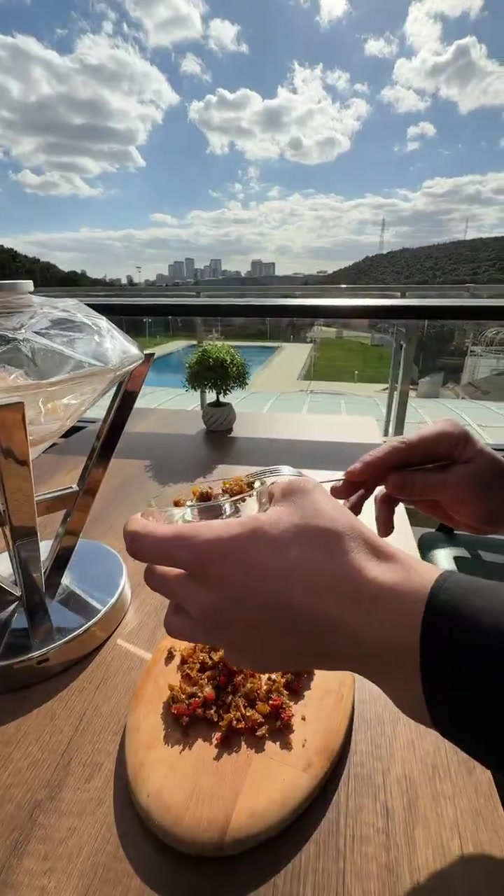 Mifas Lounge havuz basinda nargile hazırlama